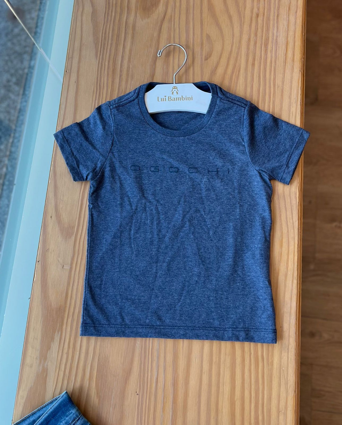 CAMISETA MANGA CURTA GOLA REDONDA COM ESCRITA EM RELEVO MENINO OGOCHI