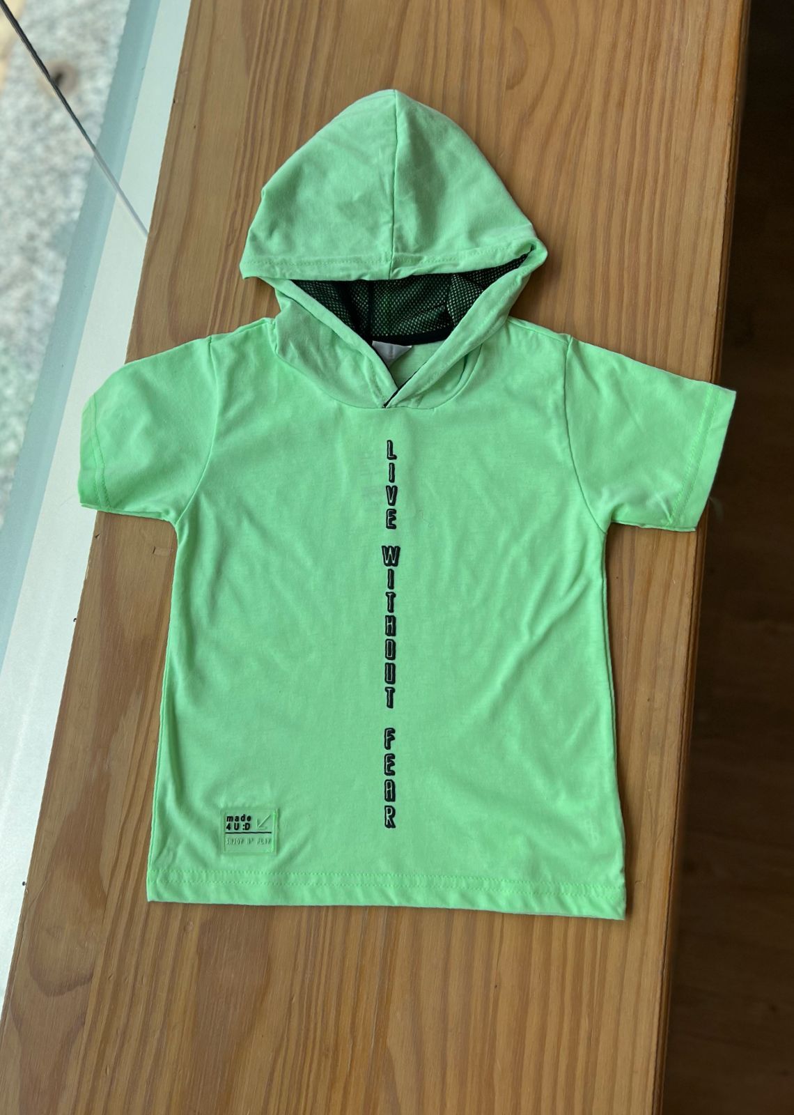 CAMISETA MANGA CURTA COM CAPUZ TELA LIVE MENINO BRINCAR