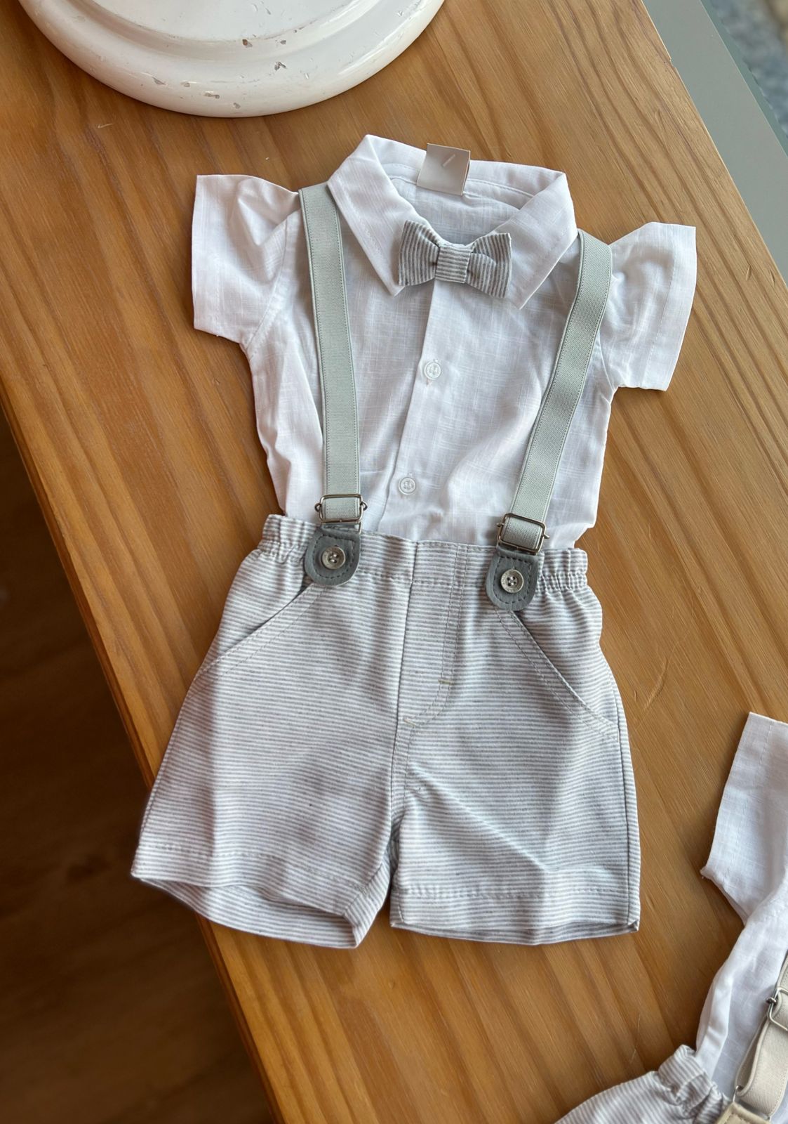 CONJUNTO BODY MANGA CURTA GRAVATA E SHORT SARJA COM SUSPENSÓRIO MENINO ANJOS BABY