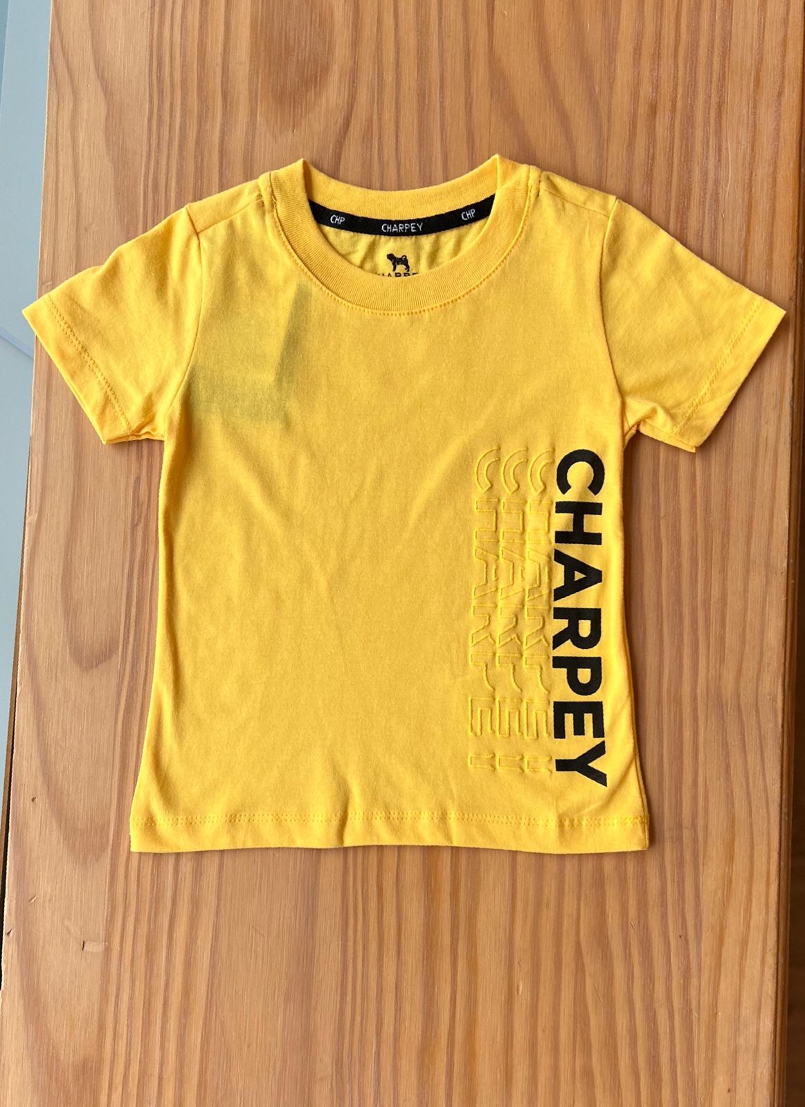 CAMISETA MANGA CURTA GOLA REDONDA COM RELEVO MENINO CHARPEY