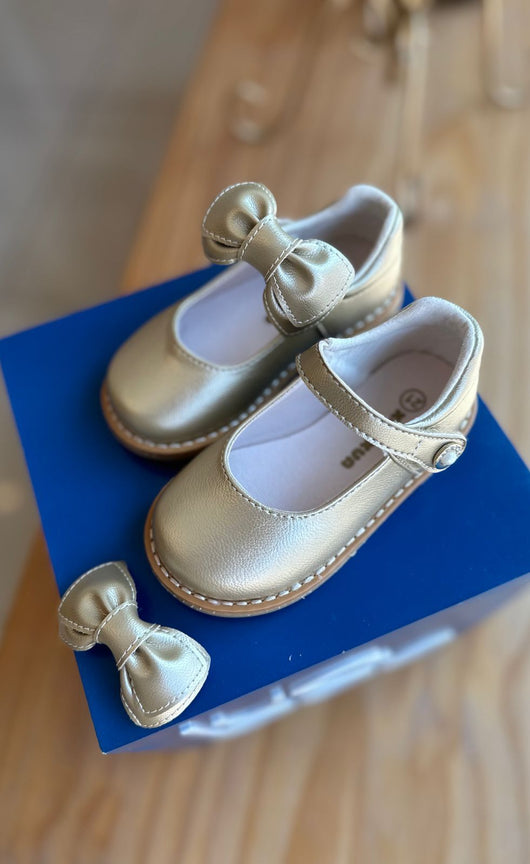 SAPATO DOURADO COM VELCRO PÉROLA STRASS E LAÇO REMOVÍVEL MENINA XUA XUA