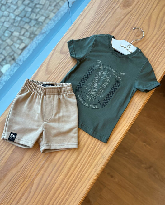 CONJUNTO CAMISA MANGA CURTA FREEDOM BORN TO RIDE E BERMUDA MOLETOM MENINO KING&JOE