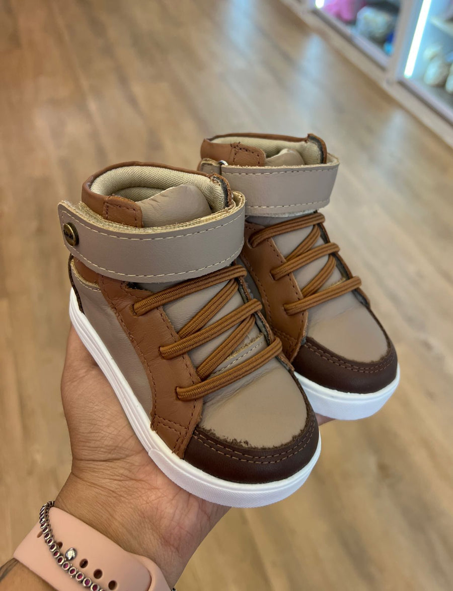 BOTA SNEAKER EM COURO COM VELCRO LATERAL E CARAÇO ELÁSTICO MENINO TUTUTI