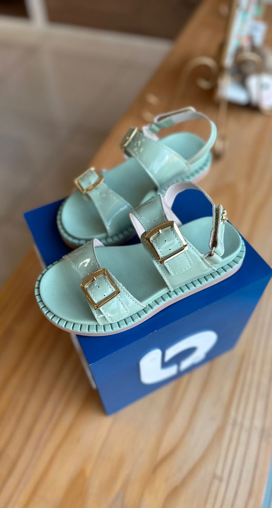 SANDALIA BIRKEN VERNIZ COM FECHO DUPLO DOURADO E VELCRO MENINA XUA XUA PRO40