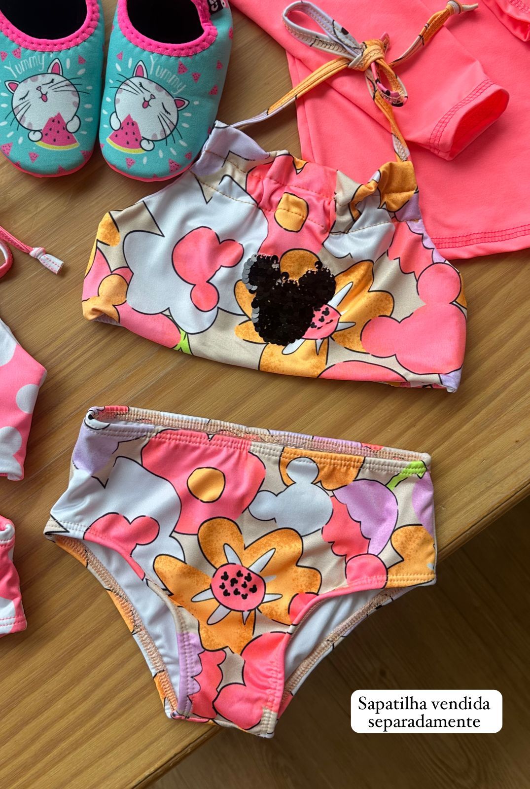 CONJUNTO BIQUINI COM ALÇA E CALCINHA MINNIE E FLORES PAETES UV50+ MENINA FAKINI