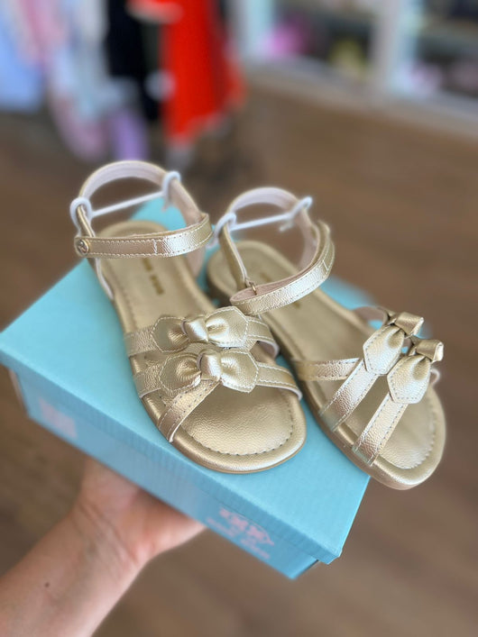 SANDALIA LAÇOS DUPLOS COM VELCRO LATERAL E CORAÇÃO NA SOLA MENINA XUA XUA