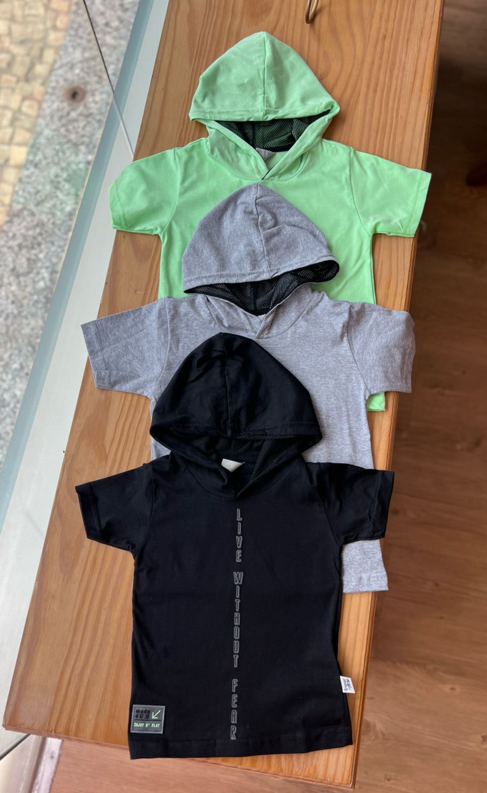 CAMISETA MANGA CURTA COM CAPUZ TELA LIVE MENINO BRINCAR