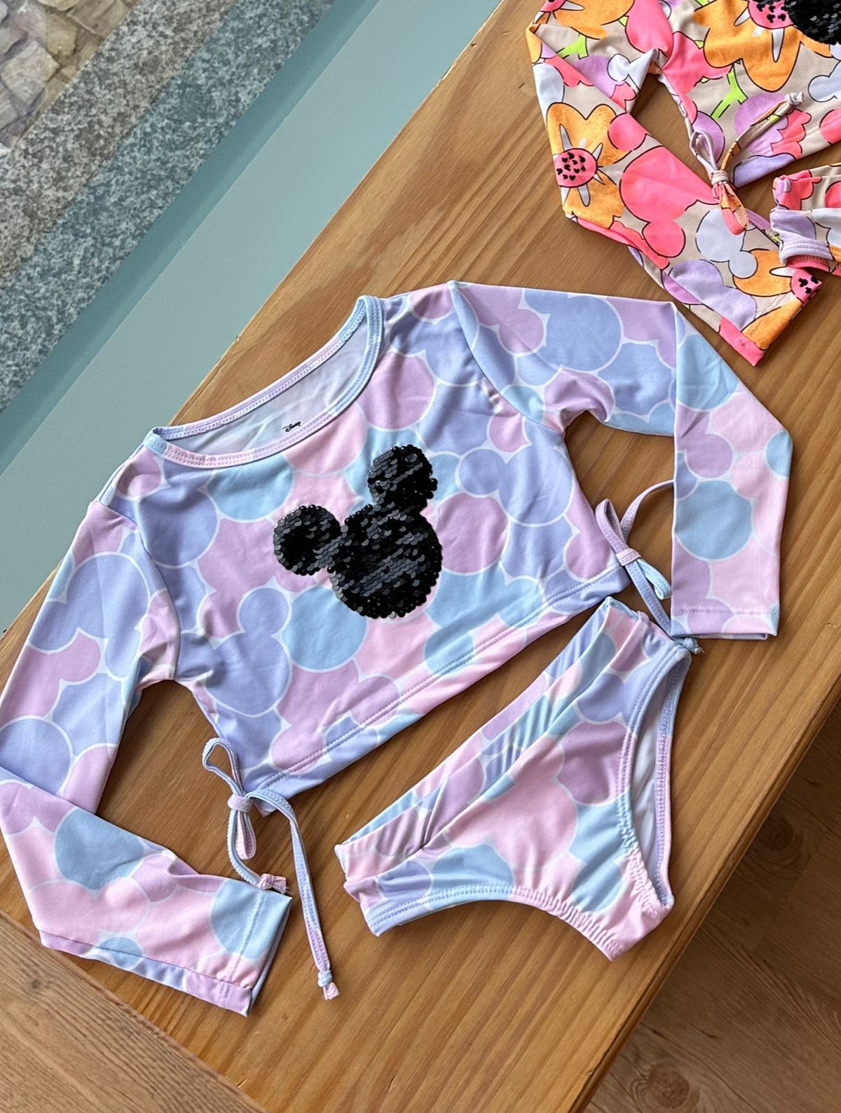 CONJUNTO BLUSA MANGA LONGA COM AMARRAÇÃO E CALCINHA MICKEY'S PAETES MENINA FAKINI