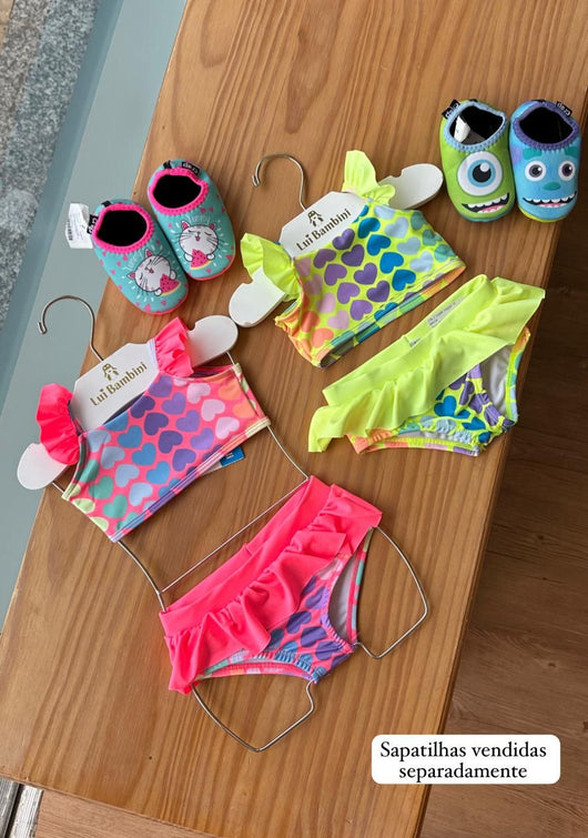 CONJUNTO BIQUINI MANGA CURTA ALÇA COM CALCINHA BABADOS E CORAÇÕES UV50+ MENINA FAKINI