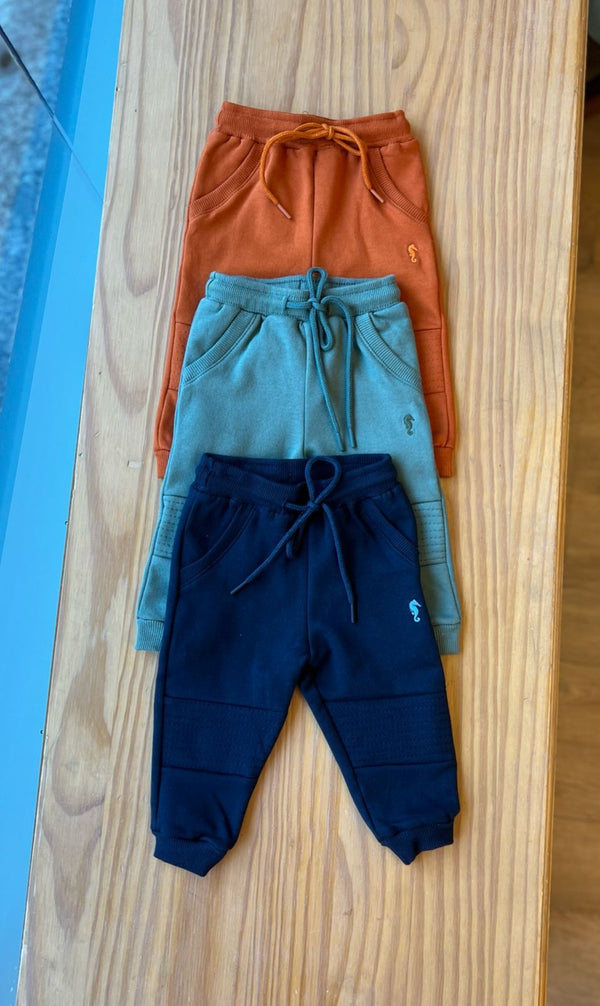 CALÇA EM MOLETOM FELPADO COM CADARÇO E BORDADO MENINO ONDA MARINHA