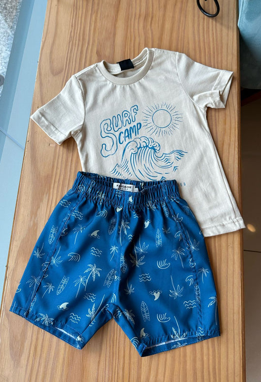 CONJUNTO CAMISETA MANGA CURTA SURF CAMP COM BERMUDA COQUEIROS E PRANCHAS MENINO KING&JOE PRO30