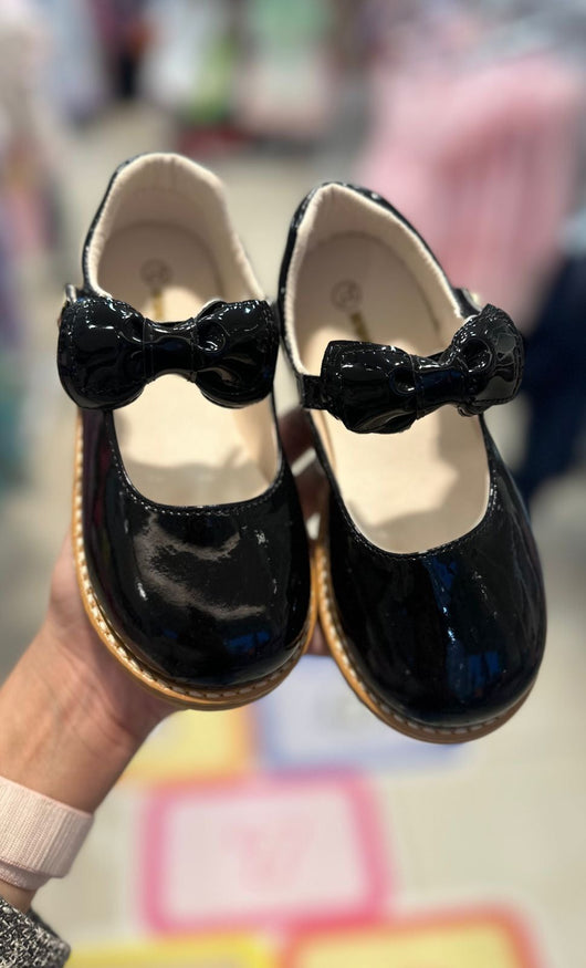 SAPATO VERNIZ COM VELCRO PÉROLA STRASS E LAÇO REMOVÍVEL MENINA XUA XUA