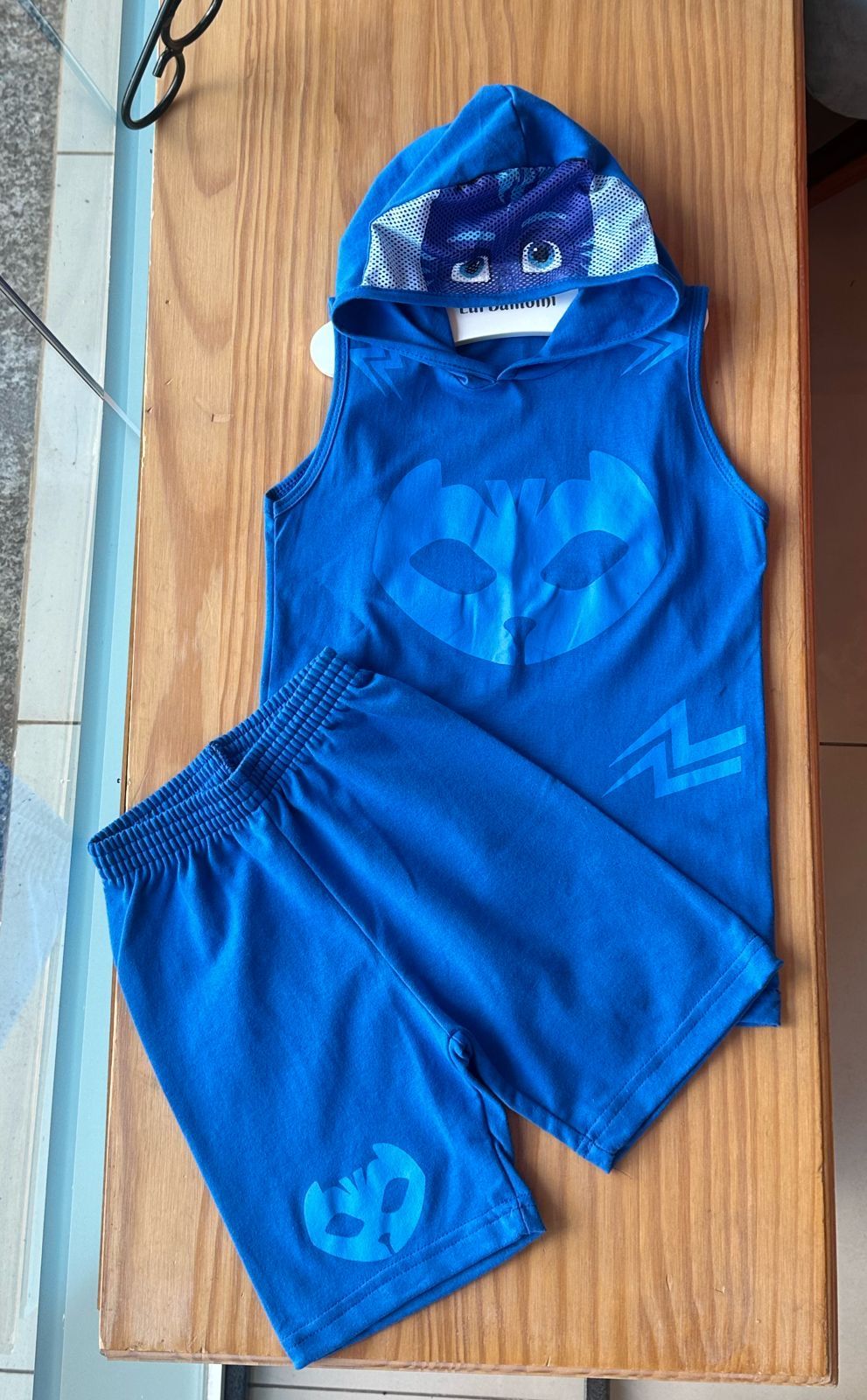 CONJUNTO CAMISETA REGATA COM CAPUZ E BERMUDA MENINO GATO PJ MASK MENINO LUI BAMBINI