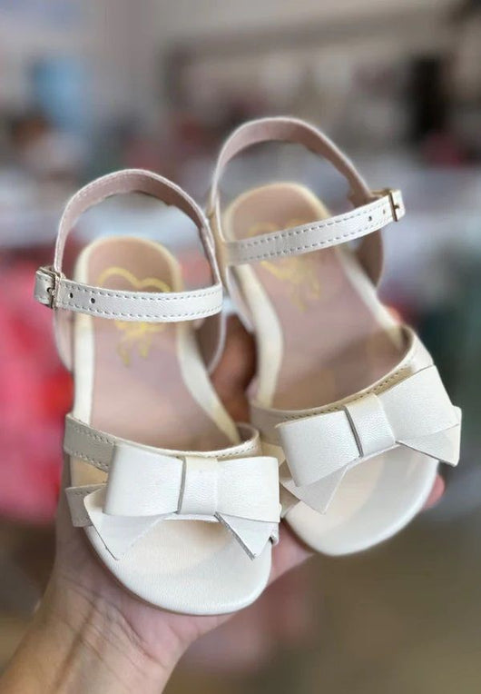 SANDÁLIA COM FECHO LATERAL METÁLICO E LAÇO MENINA SUA CIA