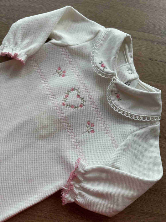 MACACÃO MANGA LONGA CORAÇÃO BORDADO MENINA ANJOS BABY