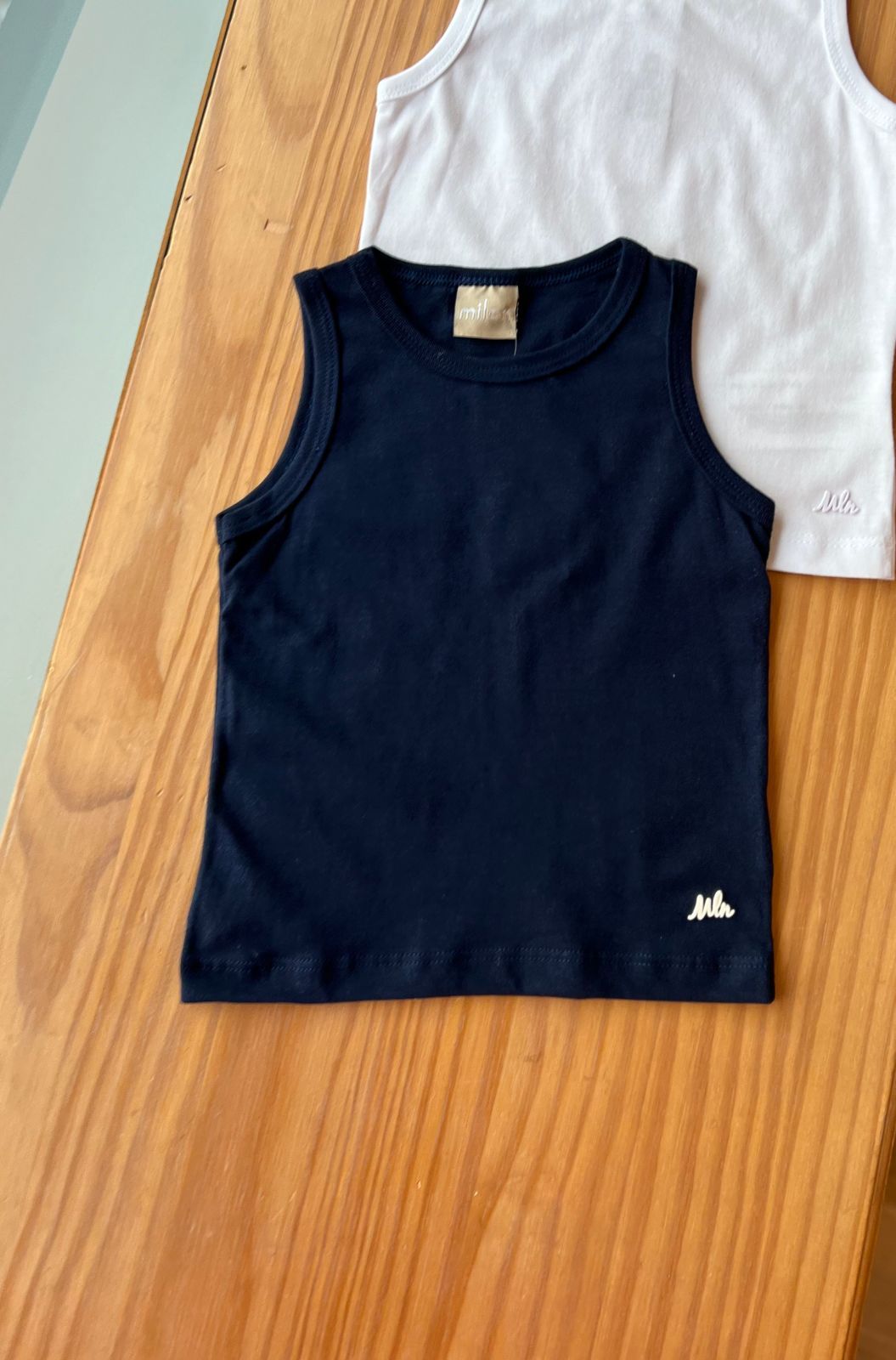 CAMISETA REGATA LISA COM RELEVO MENINO MILON