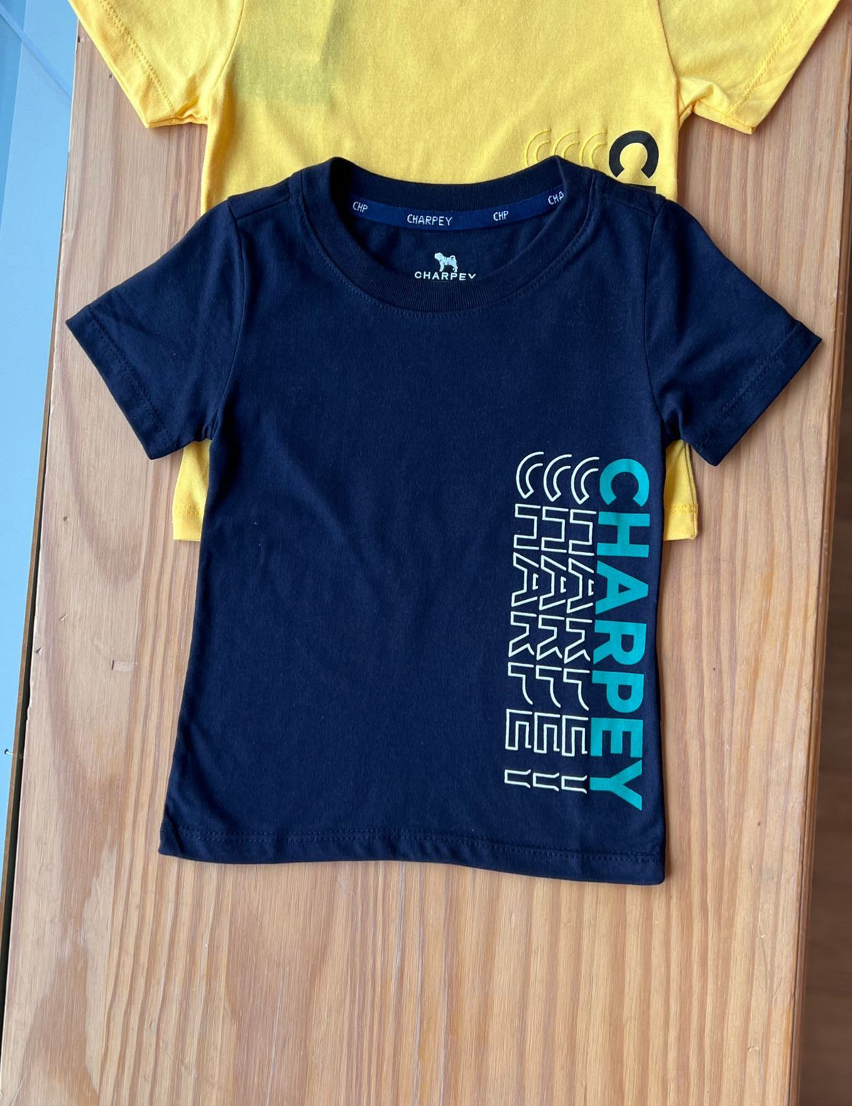 CAMISETA MANGA CURTA GOLA REDONDA COM RELEVO MENINO CHARPEY