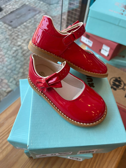 SAPATO VERNIZ SERENA COM VELCRO LAÇO E FURINHOS MENINA XUA XUA