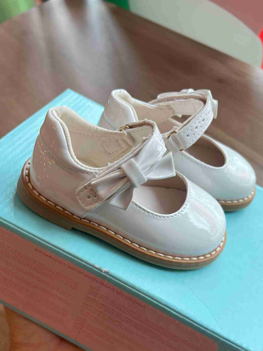 SAPATO VERNIZ SERENA COM VELCRO LAÇO E FURINHOS MENINA XUA XUA