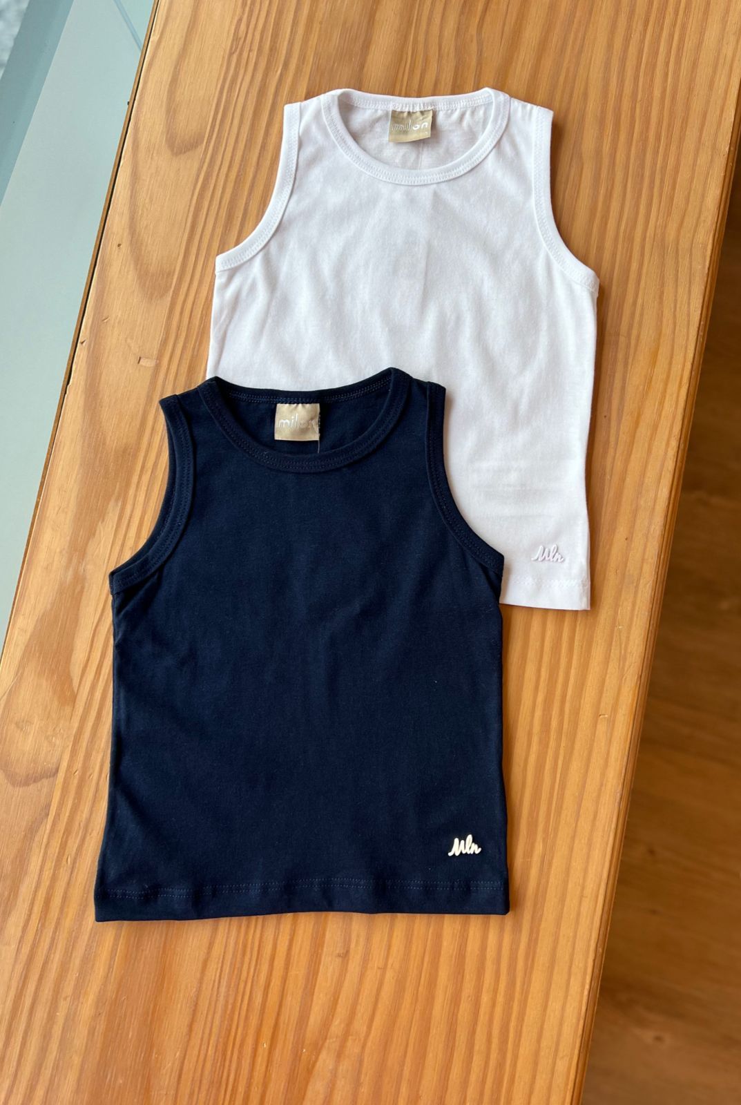 CAMISETA REGATA LISA COM RELEVO MENINO MILON
