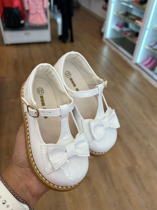 SAPATO VERNIZ COM COSTURA LAÇO DUPLO E FECHO LATERAL MENINA XUA XUA