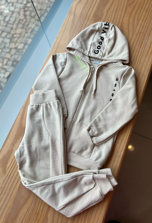 CONJUNTO JAQUETA MANGA LONGA CAPUZ GOOD VIBES E CALÇA CANELADA MENINO FAKINI
