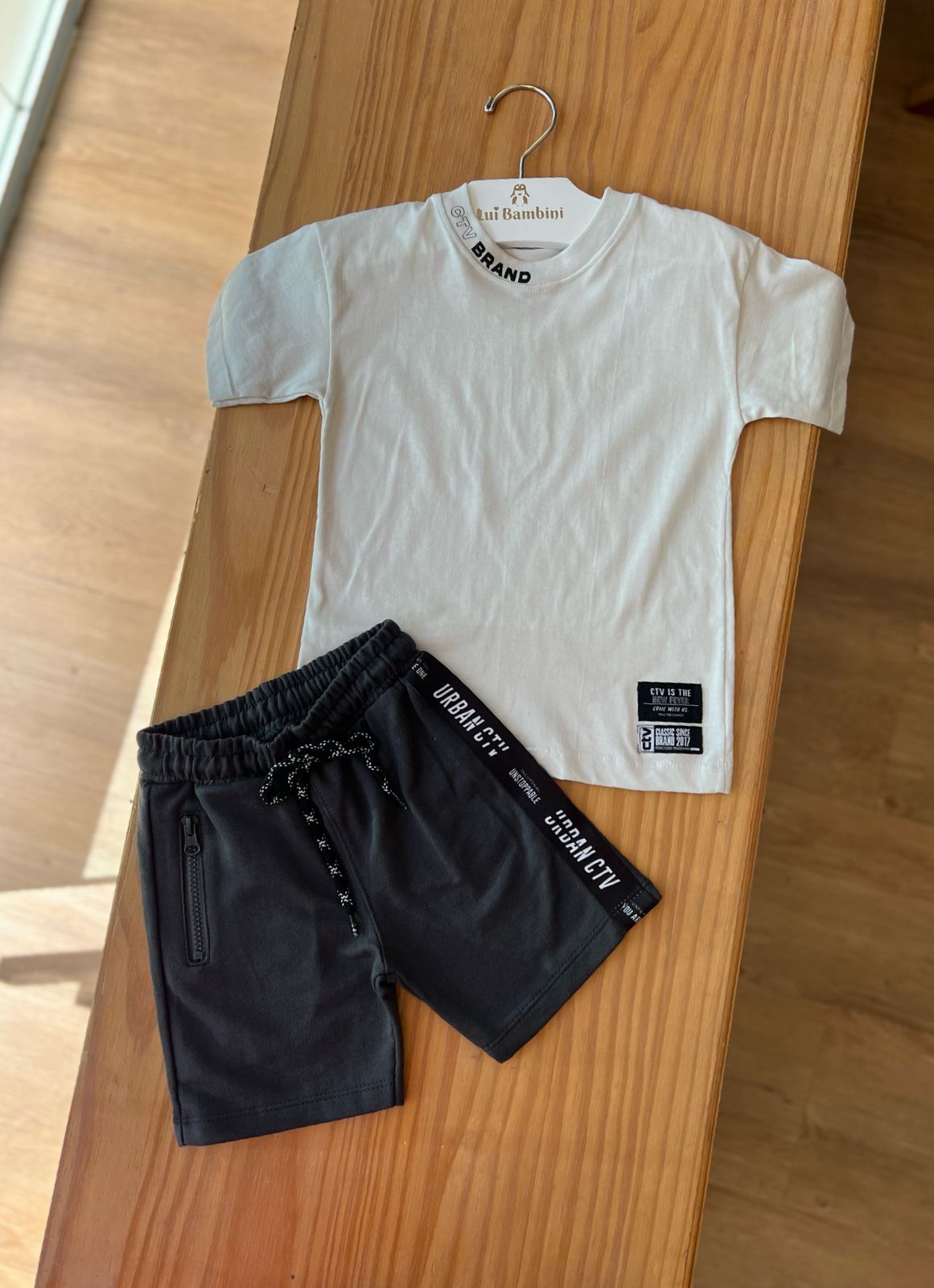 CONJUNTO CAMISETA MANGA CURTA BRAND E BERMUDA URBAN BOLSO ZÍPER MENINO CATAVENTO