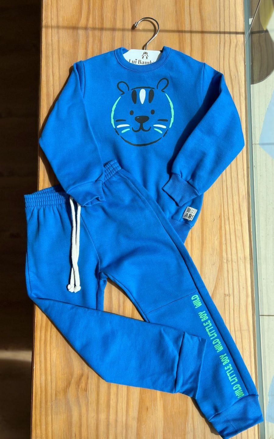 CONJUNTO BLUSÃO MANGA LONGA FELPADO COM CALÇA TIGRE RELEVO MENINO ABRANGE