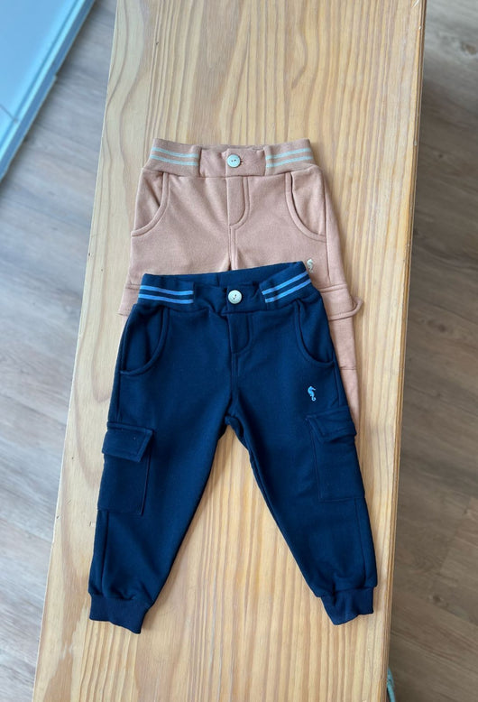 CALÇA JOGGER MOLETINHO FLANELADA COM BOLSOS FUNCIONAIS E BORDADO MENINO ONDA MARINHA
