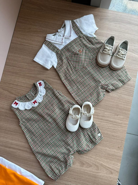 MACACÃO REGATA GOLA BABADOR COM LACINHOS E ESTAMPA XADREZ MENINA ANJOS BABY