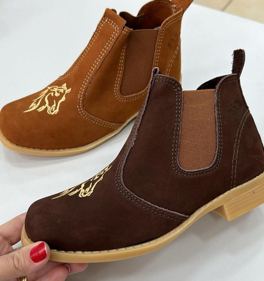BOTA EM COURO COM CAVALO BORDADO E SOLADO EMBORRACHADO UNISSEX BRG