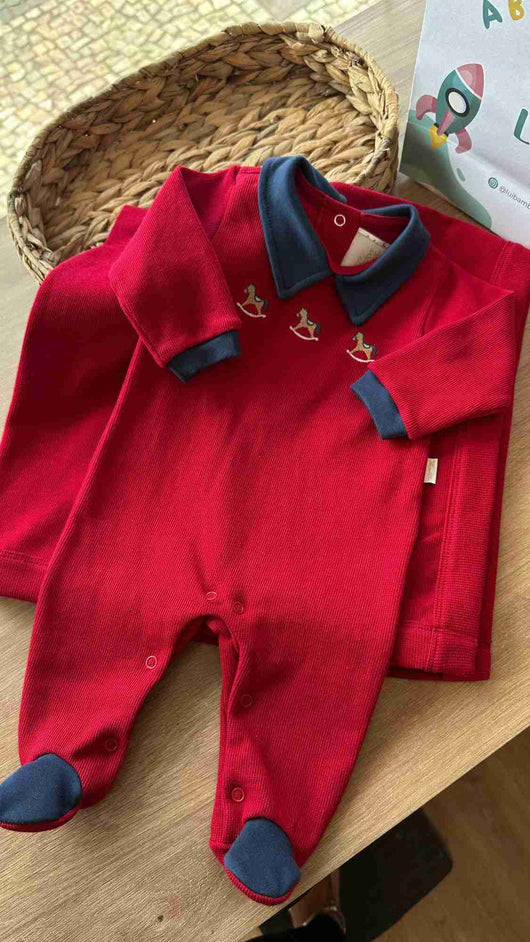 KIT SAIDA MATERNIDADE MACACÃO MANGA LONGA CAVALINHOS E MANTA MENINO ANJOS BABY