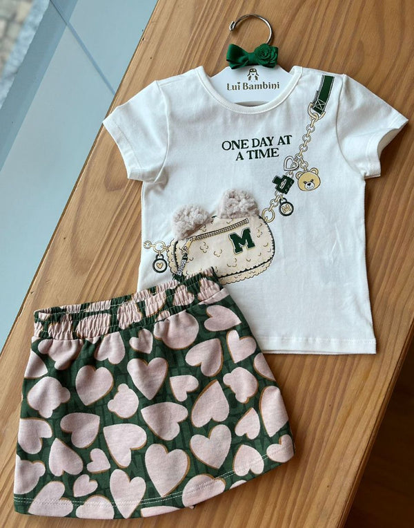 CONJUNTO BLUSA MANGA CURTA BOLSA PELUCIADA E SHORT SAIA CORAÇÕES E URSO MENINA MOMI
