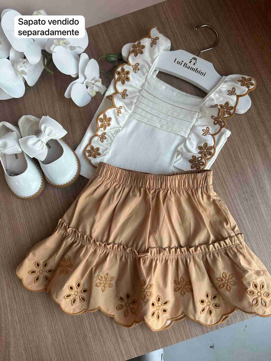 CONJUNTO BLUSA REGATA FLORES BORDADAS PLISSADO E SHORT SAIA BORDADOS MENINA MILON