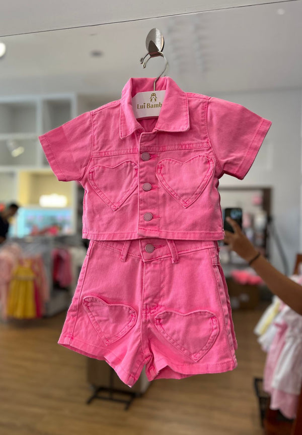CONJUNTO JAQUETA JEANS MANGA CURTA COM BOLSOS CORAÇÕES E SHORT BARRA DOBRADA MENINA LUI BAMBINI