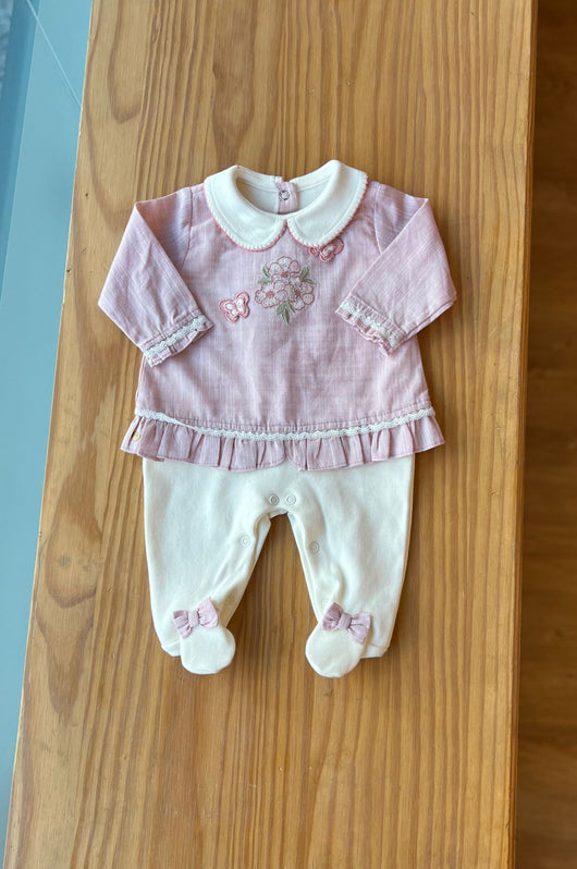 MACACÃO MANGA LONGA MAQUINETADO COM BORDADO FLORAL STRASS E BORBOLETA MENINA ANJOS BABY