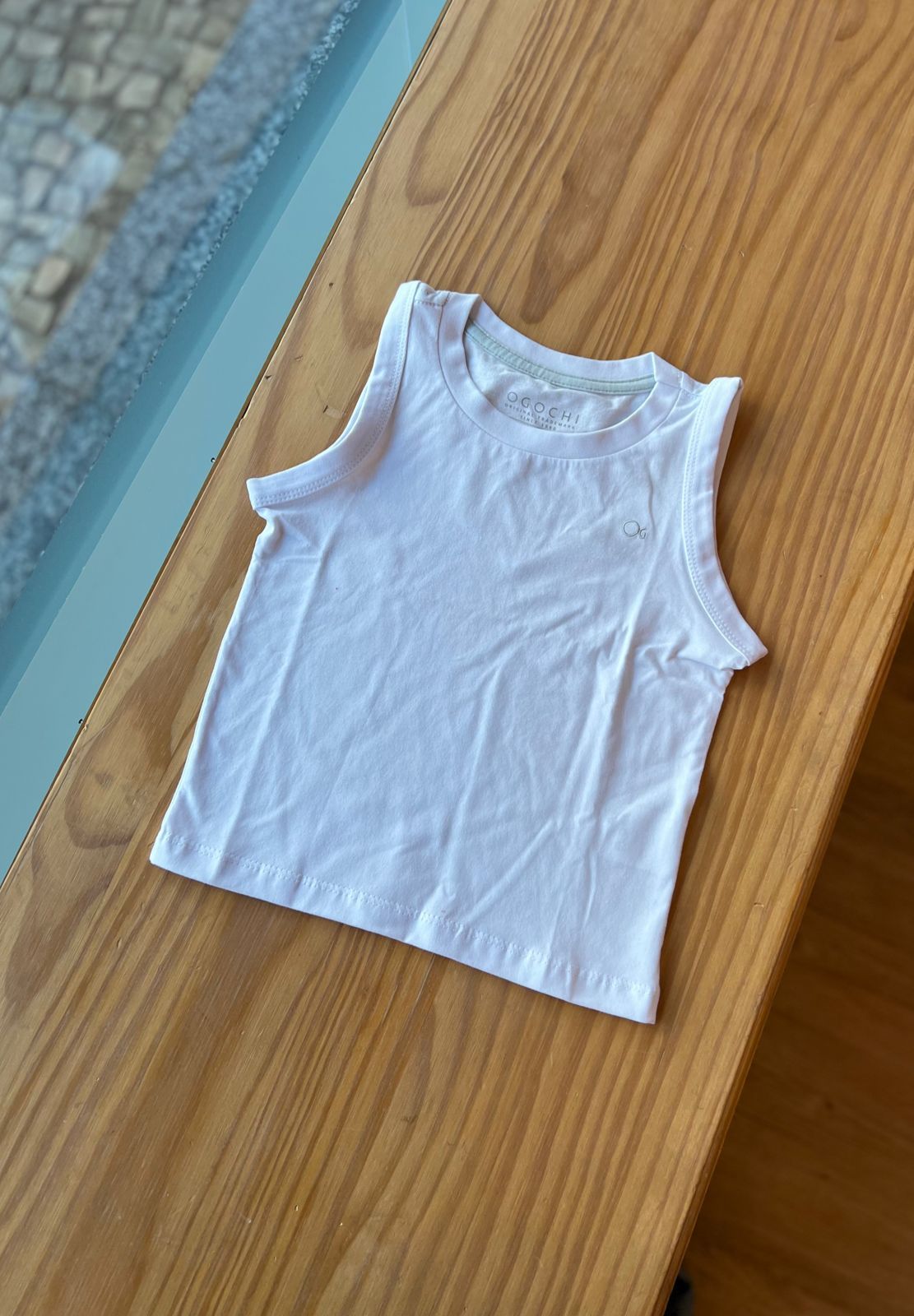 CAMISETA REGATA GOLA REDONDA ESSENCIAL COM BORDADO MENINO OGOCHI