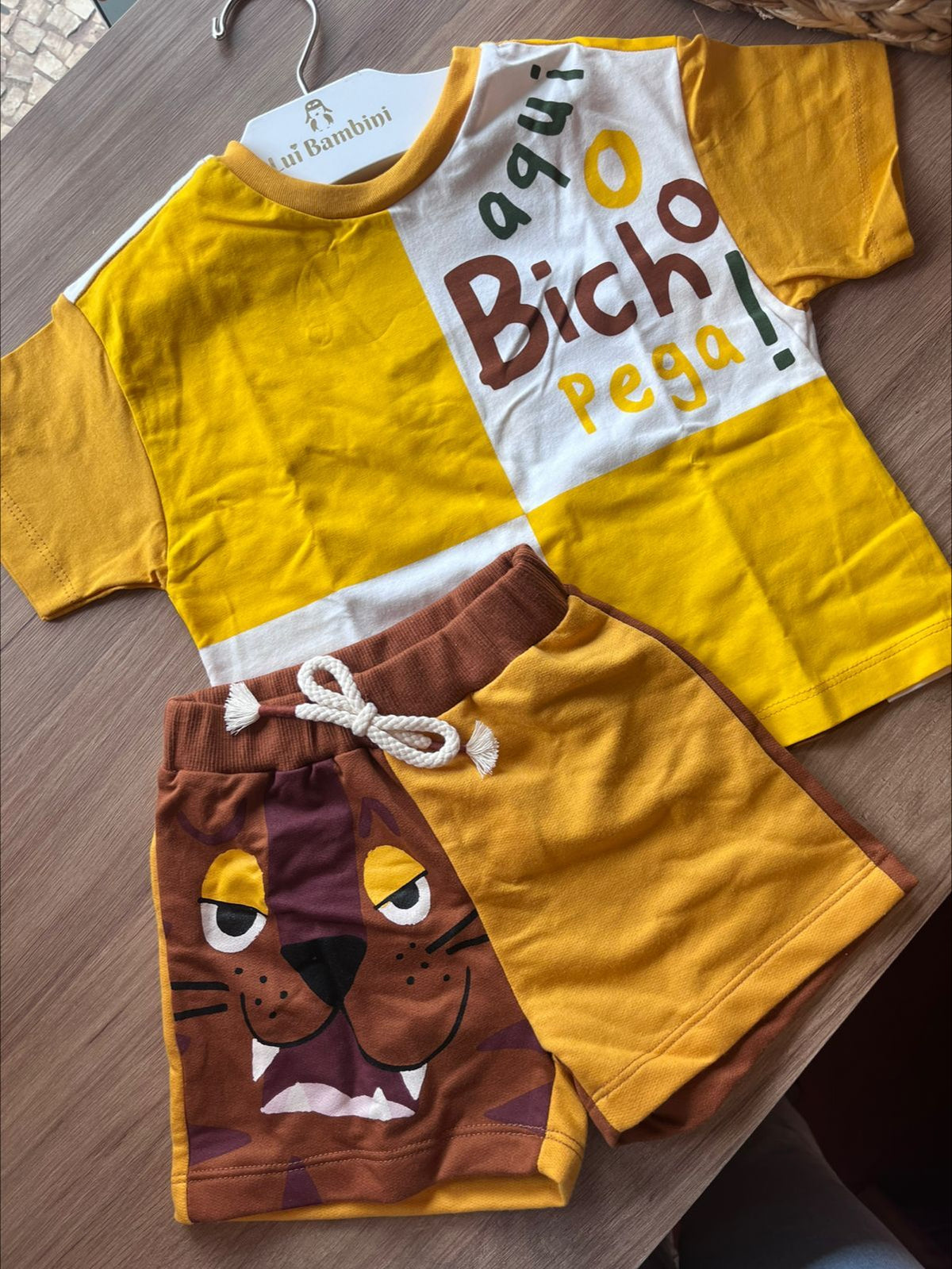 AMARELO