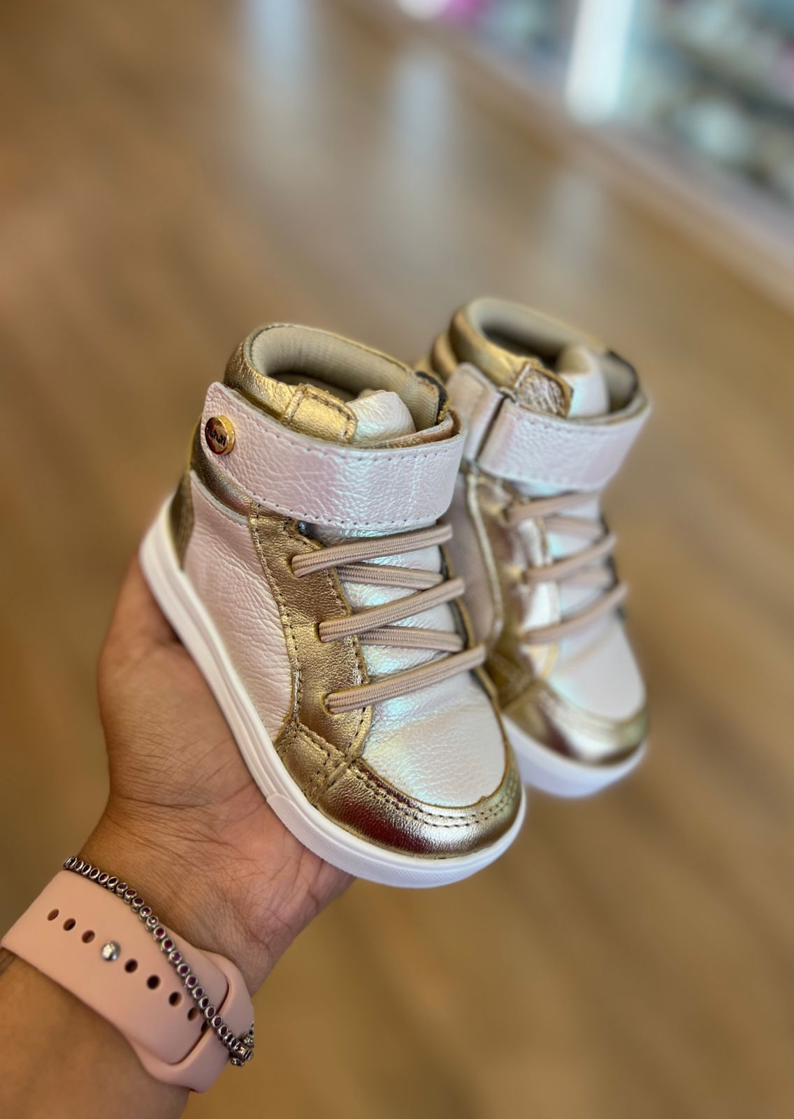 BOTA SNEAKER EM COURO METALIZADO COM VELCRO LATERAL E CADARÇO ELÁSTICO MENINA TUTUTI