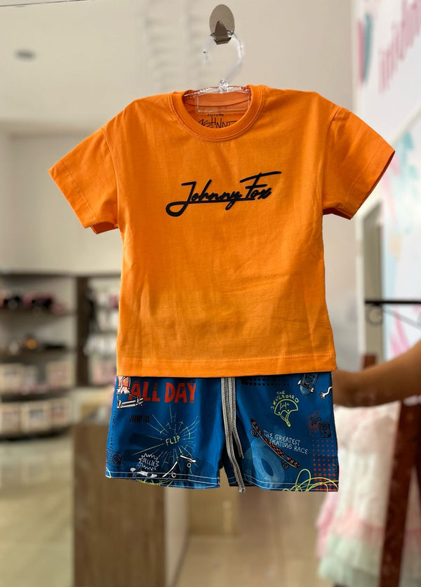 CONJUNTO CAMISETA MANGA CURTA ESCRITA EM RELEVO COM BERMUDA SKATE MENINO JOHNNY FOX