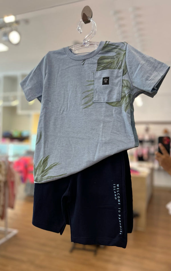 CONJUNTO CAMISETA MANGA CURTA FOLHAS COM BOLSO E BERMUDA MOLETINHO WELCOME TO PARADISE ISLAND MENINO FAKINI