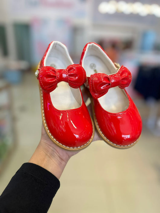 SAPATO VERNIZ COM VELCRO PÉROLA STRASS E LAÇO REMOVÍVEL MENINA XUA XUA