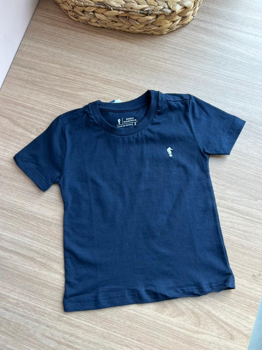 CAMISETA MANGA CURTA LISA COM GOLA REDONDA CAVALO MARINHO BORDADO MENINO ONDA MARINHA