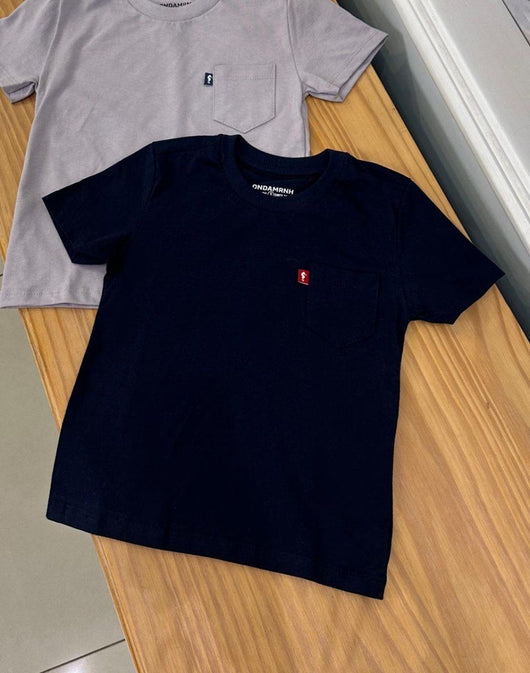 CAMISETA MANGA CURTA COM BOLSO EM MEIA MALHA MENINO ONDA MARINHA