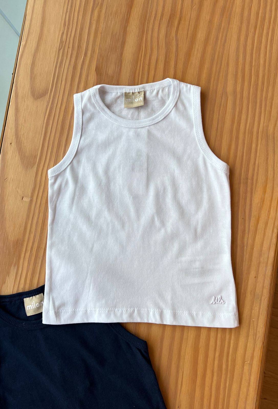 CAMISETA REGATA LISA COM RELEVO MENINO MILON