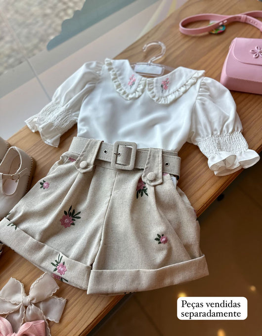 SHORT EM LINHO COM BARRA DOBRADA E CINTO FLORES BORDADAS MENINA LUI BAMBINI PRO45