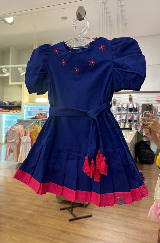 VESTIDO MANGA CURTA JUMPER PLISSADO COM FLORES BORDADAS STRASS E CINTO BARBICACHOS MENINA 1+1 PRO40