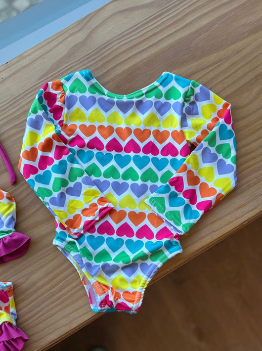 MAIÔ MANGA LONGA PÓA CORAÇOES COLORIDOS PROTEÇÃO UV50+MENINA LUI BAMBINI