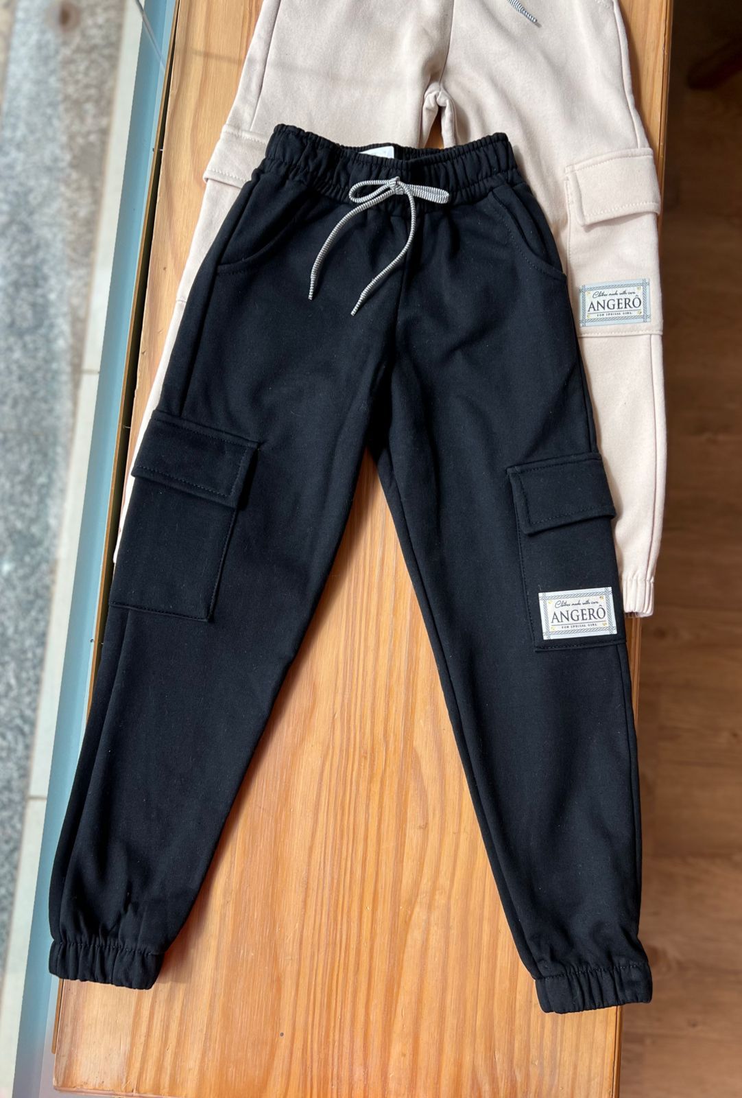 CALÇA MOLETOM FLANELADA COM CORDÃO DECORATIVO E BOLSOS MENINA ANGERÔ