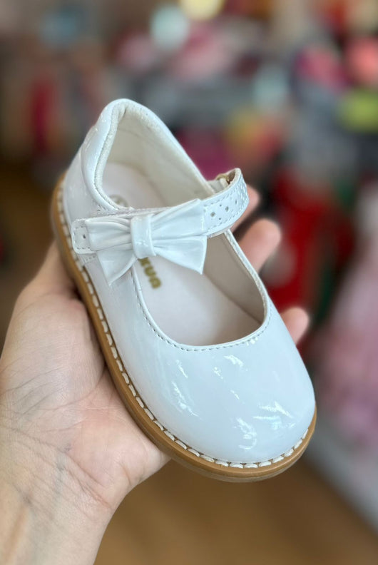 SAPATO VERNIZ SERENA COM VELCRO LAÇO E FURINHOS MENINA XUA XUA